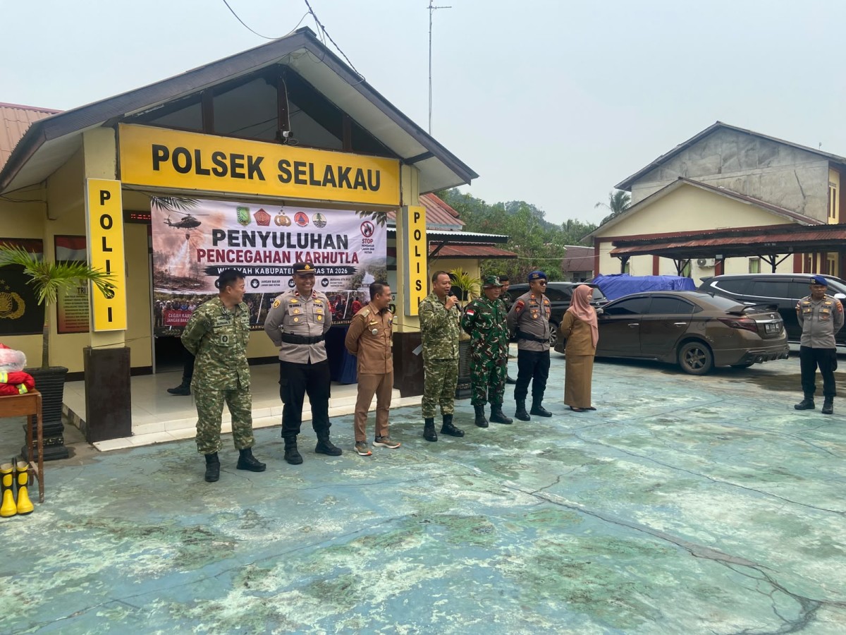 Hadirkan Forkopimcam dan Warga, Tim Penyuluh Mabes TNI Laksanakan Penyuluhan Karhutla di Mapolsek Selakau
