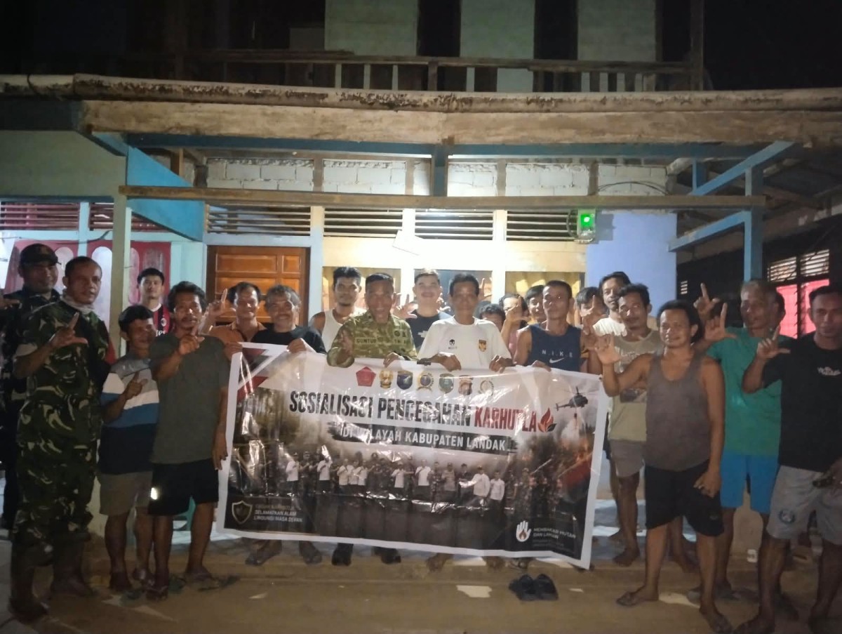 Hingga Malam, Tim Mabes TNI Gencarkan Edukasi Pencegahan Karhutla di Desa Sumedang