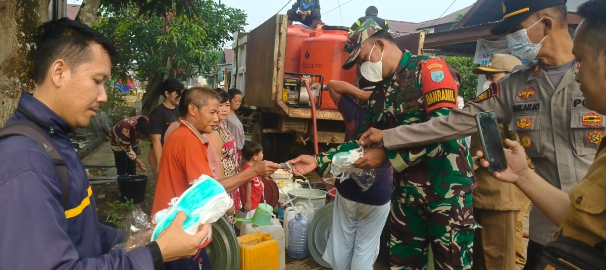 Kodim 1204/Sanggau Bersama Forkopimcam Salurkan Air Bersih dan Masker di Jangkang