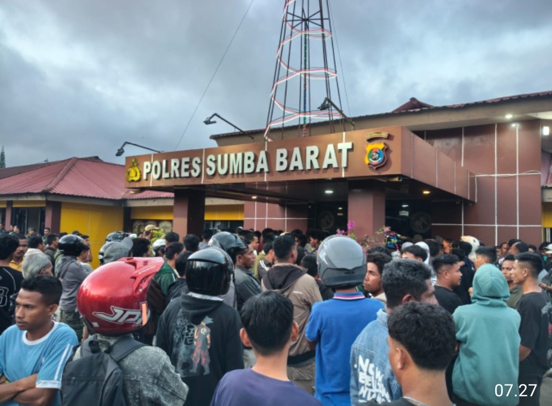 Personel Kodim 1613/Sumba Barat Turun Bantu Polres Sumba Barat Redam Ketegangan Massa
