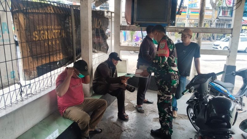 Abu Vulkanik Gunung Krakatau Masih Menyebar Hingga Sukabumi, Koramil 0713/Cicurug Turun Langsung Bagikan Masker dan Himbau Warga