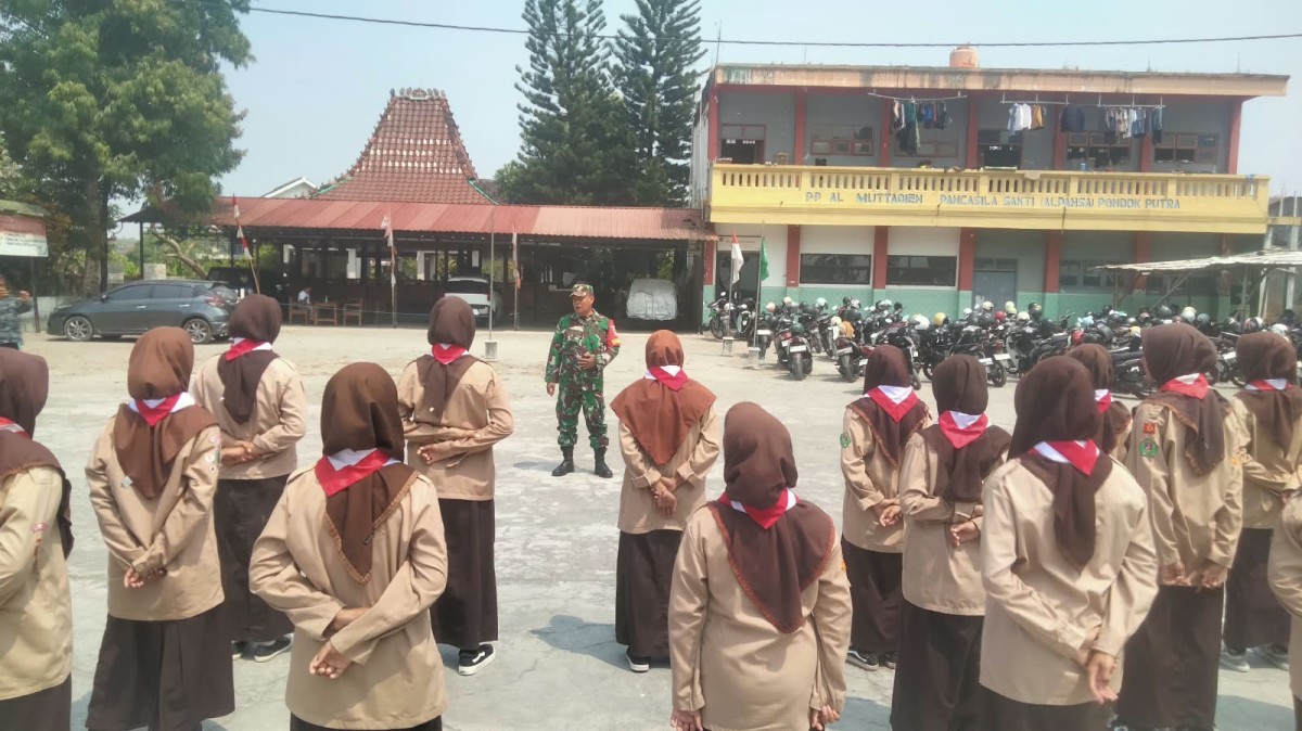 Babinsa Koramil 23/Ceper Berikan Materi PBB Tumbuhkan Disiplin Siswa AL Muttaqin Pancasila