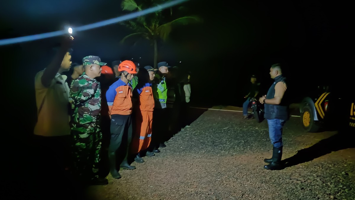 Babinsa Koramil 13/Majenang Bersama Tim Gabungan Padamkan Kebakaran Lahan Warga