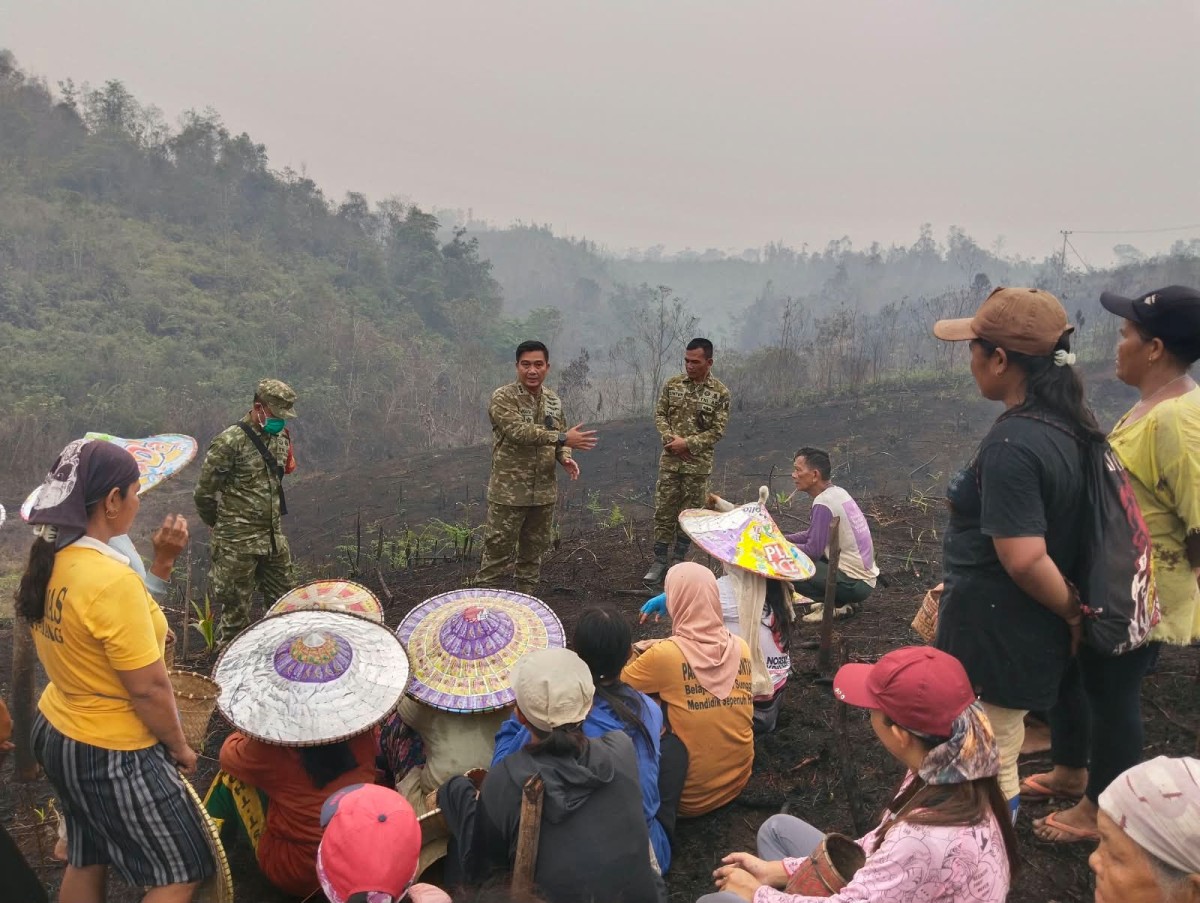 Cegah Api Sebelum Membesar, Tim Mabes TNI Gencarkan Edukasi Pencegahan Karhutla di Bengawan Ampar.