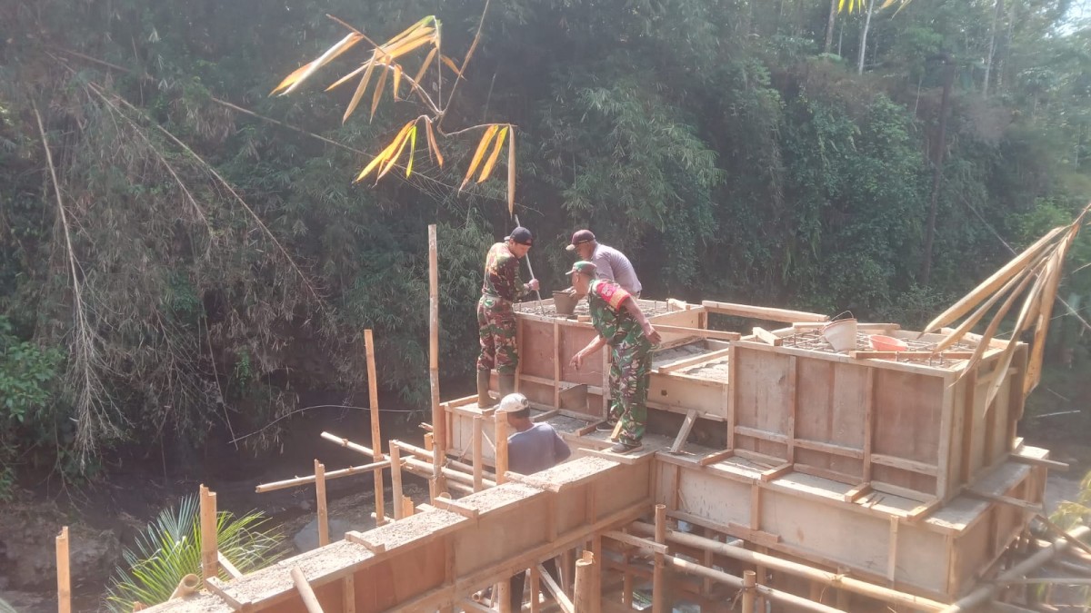 Pondasi Pylon Jembatan Perintis Garuda Mulai Dicor, TNI dan Warga Kebut Pembangunan