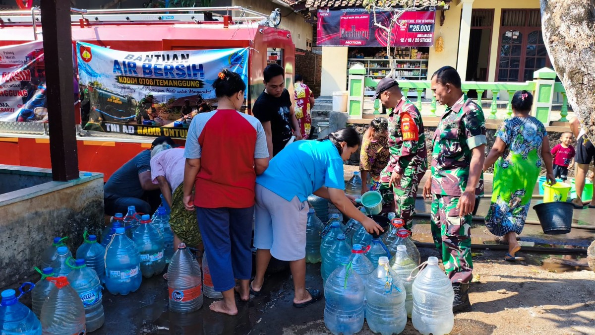 Krisis Air Bersih, Kodim 0706/Temanggung Salurkan 5.000 Liter untuk 55 KK di Kemloko