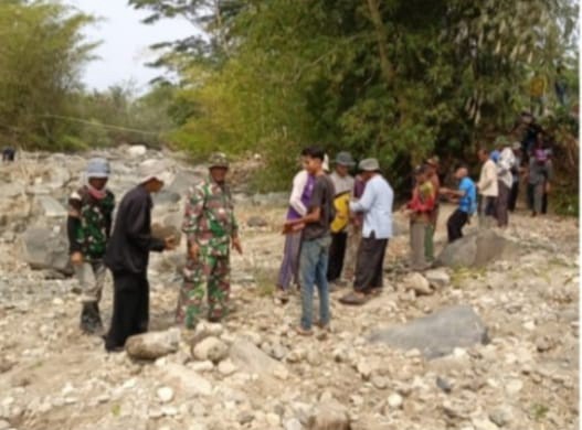 Babinsa Sinarbentang Bersama Warga Laksanakan Karya Bakti Pembuatan Jembatan