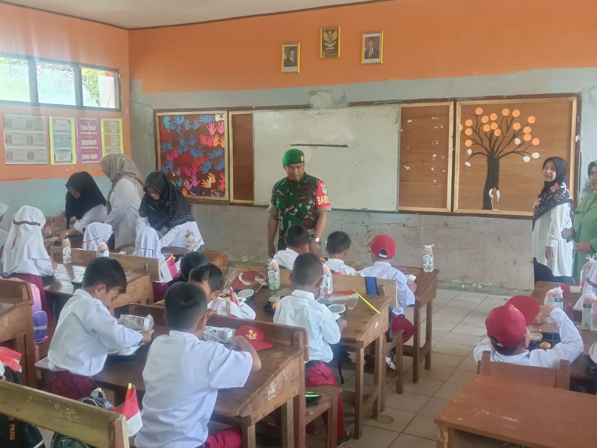 Babinsa Koramil 2206/Parakansalak Dampingi Pendistribusian MBG di SDN Sukakersa