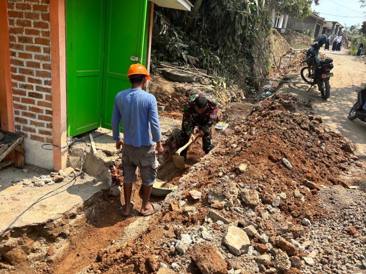 Babinsa Nangerang Bersama Warga Gelar Karya Bakti Pembuatan Selokan