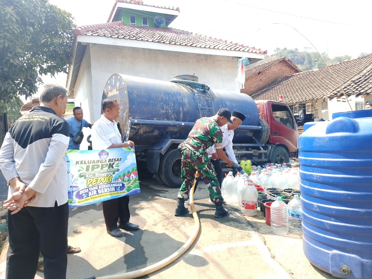 Ringankan Beban Warga di Musim Kemarau, Babinsa Kodim 0712/Tegal Droping Air Bersih ke Desa Sesepan