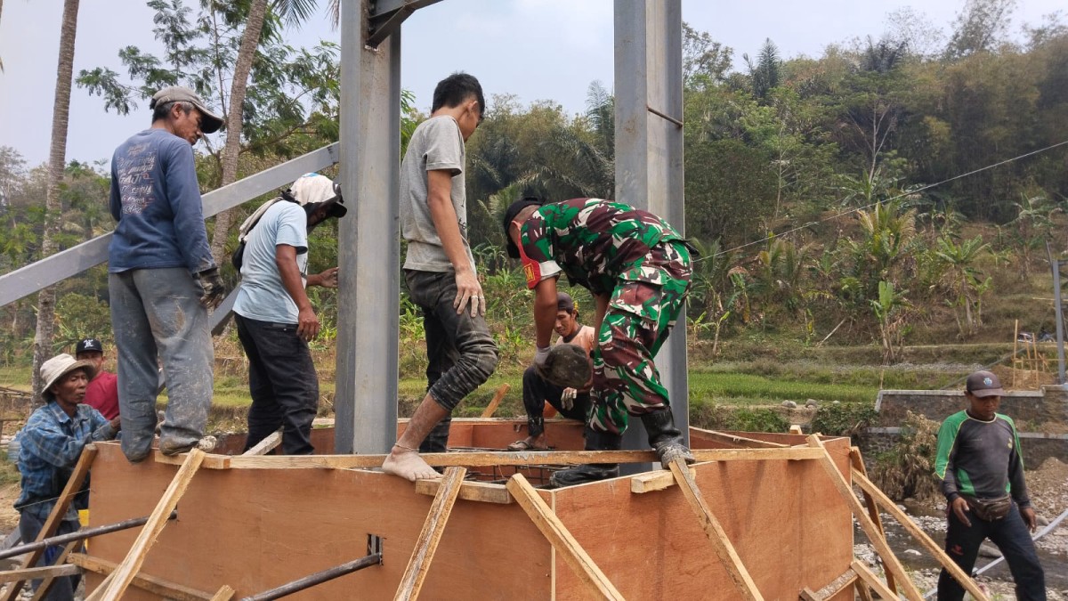 Babinsa Koramil 2208/Nyalindung Bersama Warga Dukung Pembangunan Jembatan Garuda