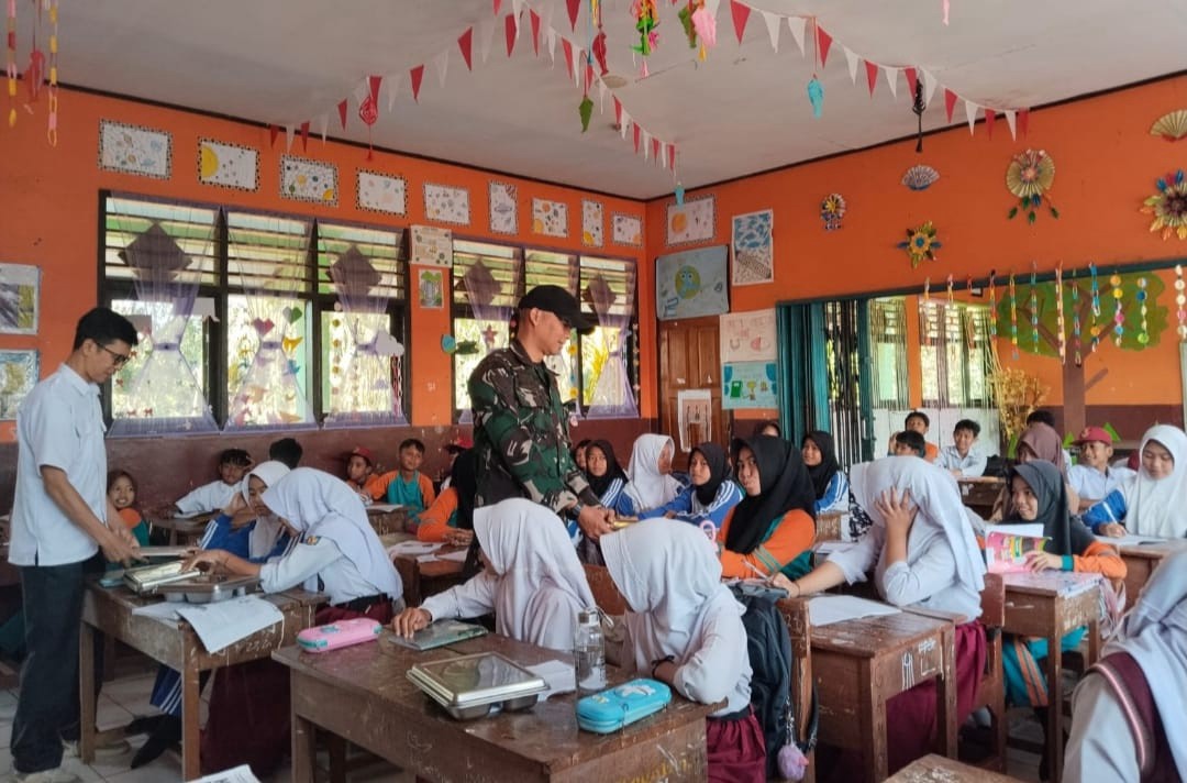 Babinsa Koramil 2209/Lengkong Dampingi Pendistribusian MBG di SDN Tegallega