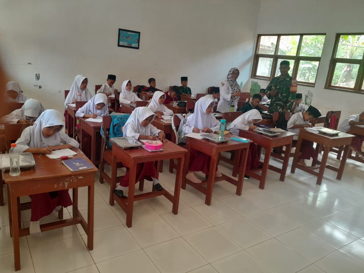 Babinsa Koramil 2212/Tegalbuleud Dampingi Penyaluran MBG bagi Anak Sekolah