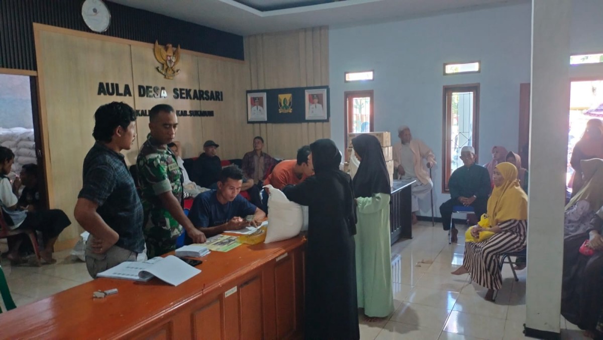 Babinsa Sekarsari Dampingi Penyaluran Bantuan Beras Bulog kepada Warga