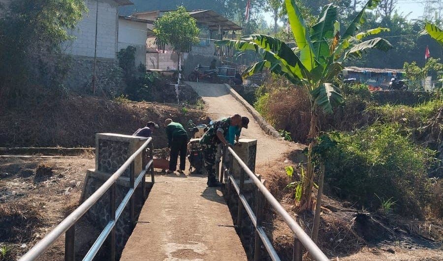 Babinsa Koramil 2205/Kalapanunggal Bersama Warga Laksanakan Pemeliharaan dan Pengecatan Pagar Jembatan