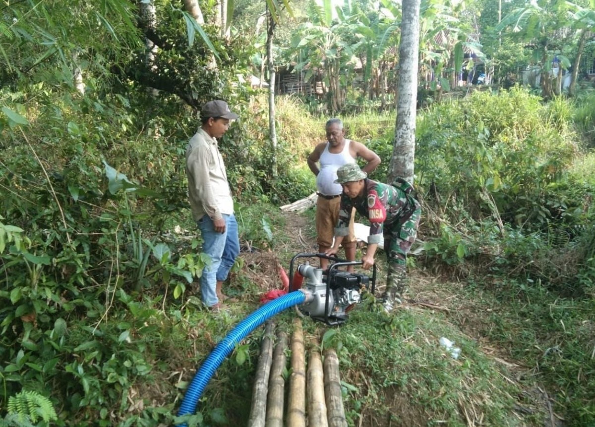 Babinsa Koramil 2207/Jampangtengah Dampingi Pengecekan Pompa Air Poktan Medalwargi XI