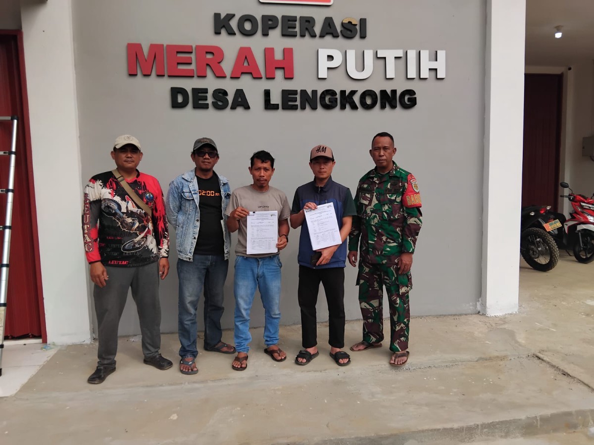 Babinsa Koramil 2209/Lengkong Dampingi Penerimaan Sarana dan Prasarana KDKMP Desa Lengkong