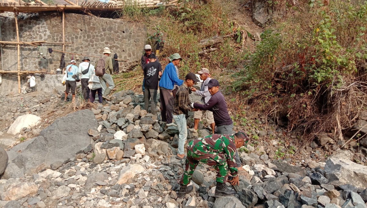 Babinsa Koramil 2202/Palabuhanratu Bantu Pembuatan Bronjong di Desa Mekarasih