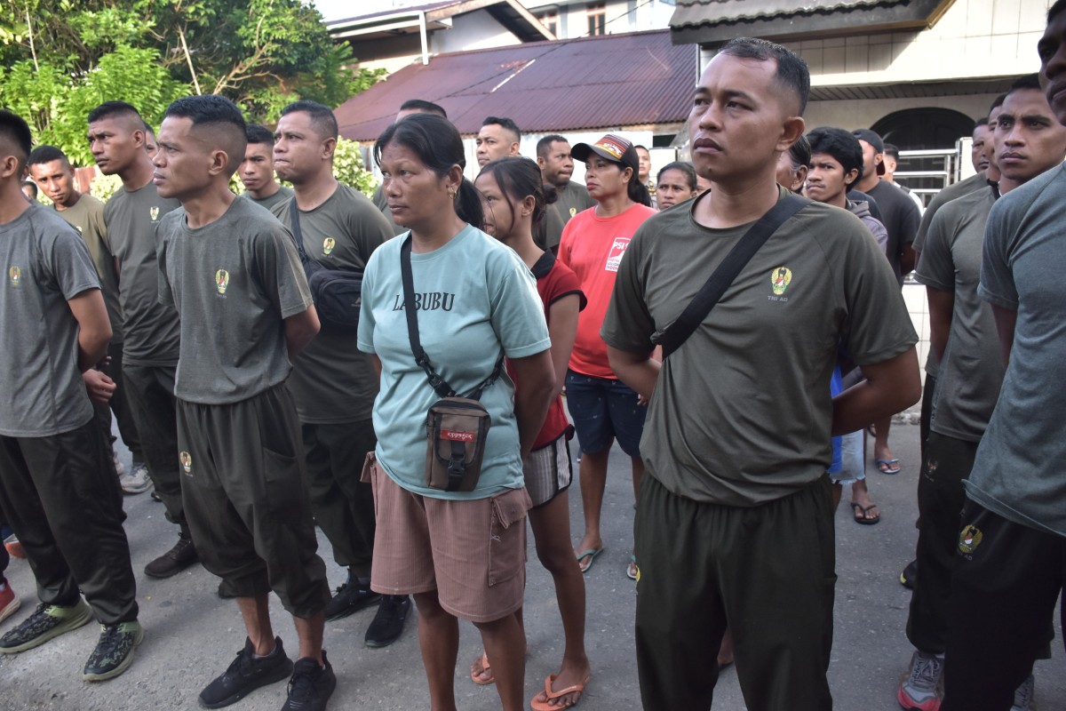 Jelang Ramadhan, Prajurit Kodam XV/Pattimura Bersama Masyarakat Bersihkan Makam