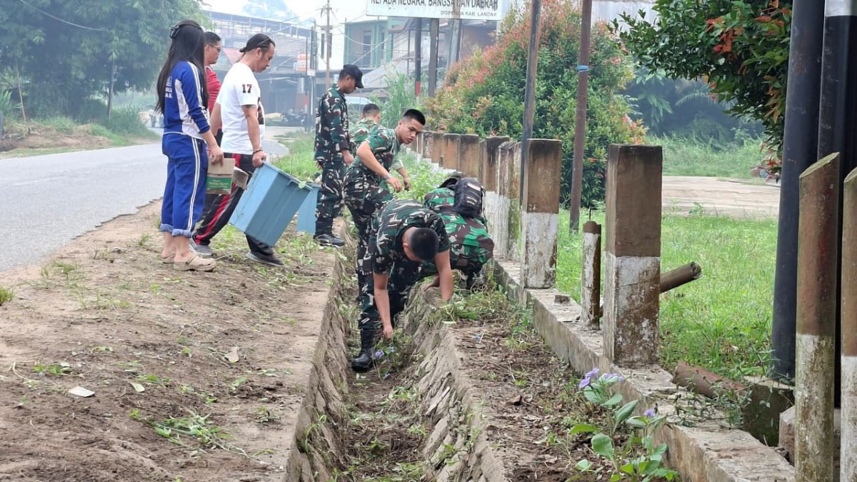 Peduli Lingkungan, Koramil 1210-02/Mempawah Hulu Bersama Tiga Pilar dan Warga Bersihkan Selokan serta Trotoar