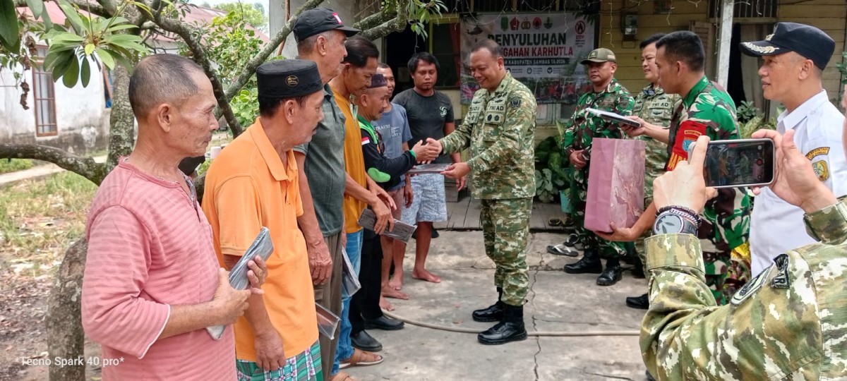 Penyuluh Karhutla Mabes TNI Berikan Penyuluhan Dan Berikan Tali Asih Kepada Warga Pemangkat