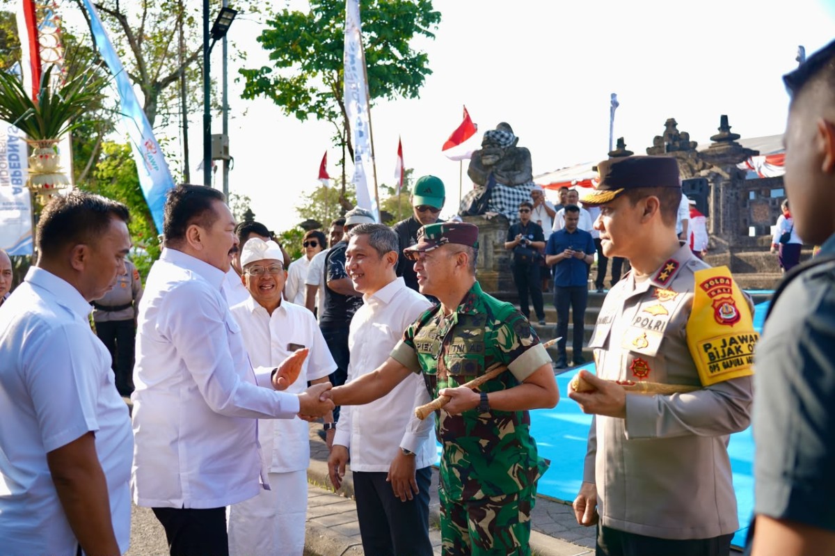 Pangdam IX/Udayana Hadiri Pengukuhan ABPEDNAS, ASLINMAS dan SRIKANDI Jaga Desa se-Bali