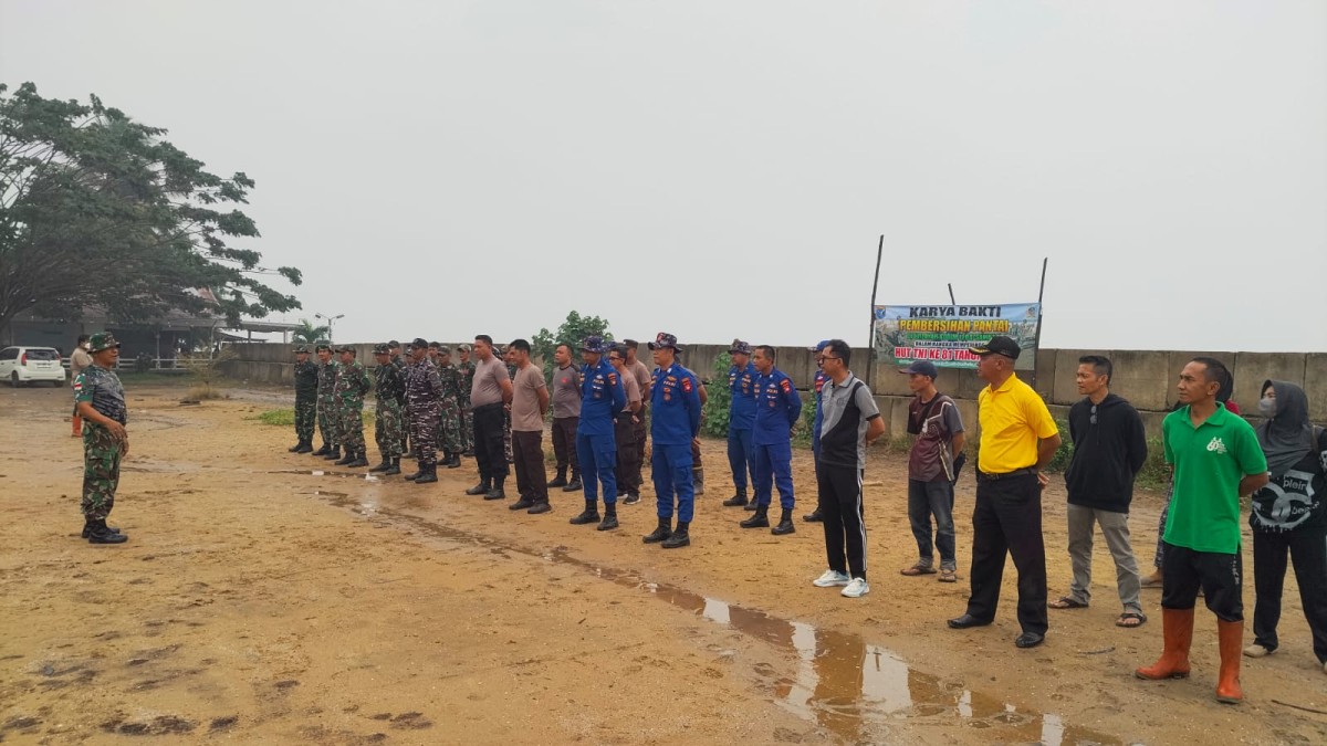Jelang HUT TNI, Koramil 05/Pemangkat Bersinergi Bersama Polri dan Masyarakat Bersihkan Pesisir Pantai Sinam