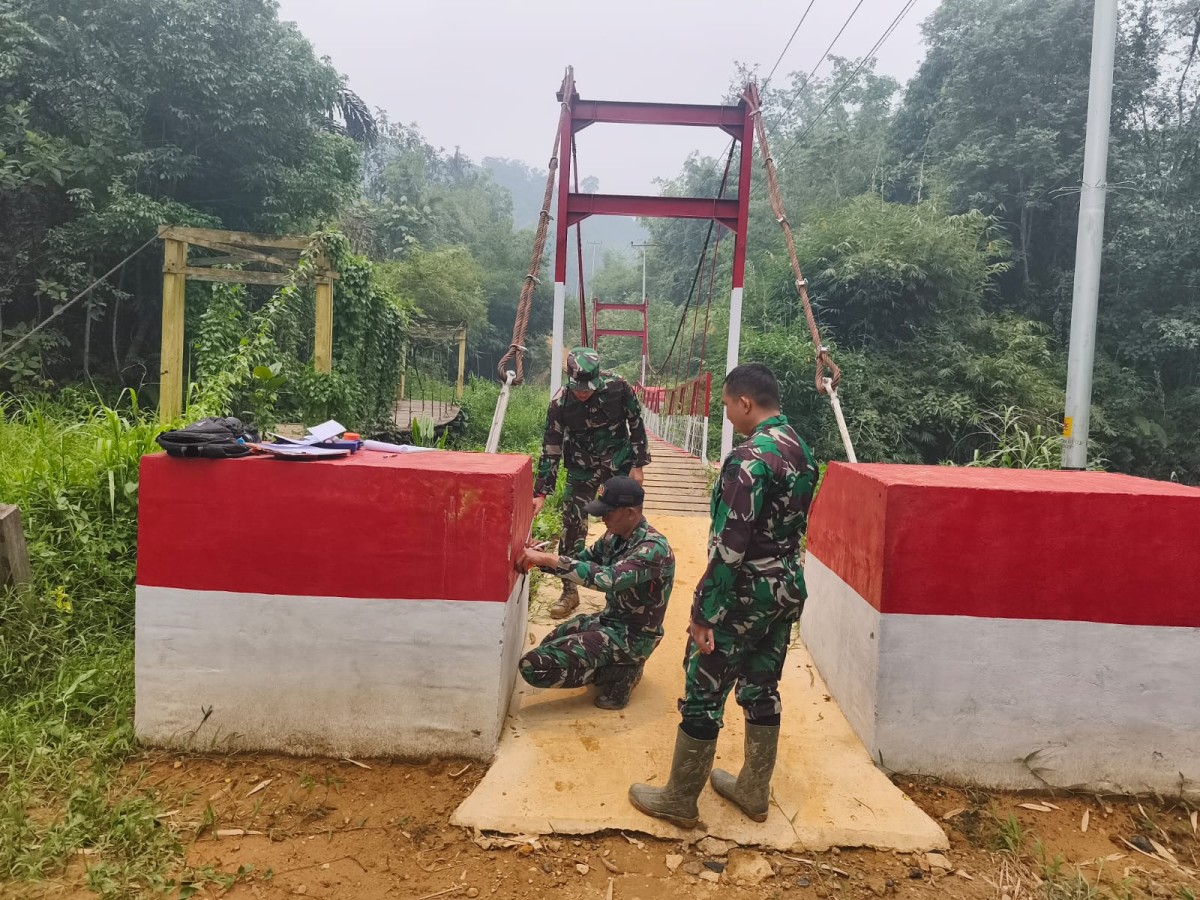 Akses Mobilitas Warga Kian Lancar, Dandim 1209/Bengkayang Dampingi Tim Wasev TNI Tinjau Jembatan 100% Rampung