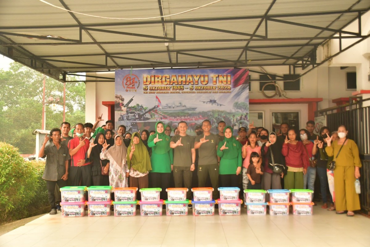TNI Kuat Bersama Rakyat, Kodim 1210/Landak dan Yon Armed 16/TK Gelar Donor Darah serta Bakti Sosial.