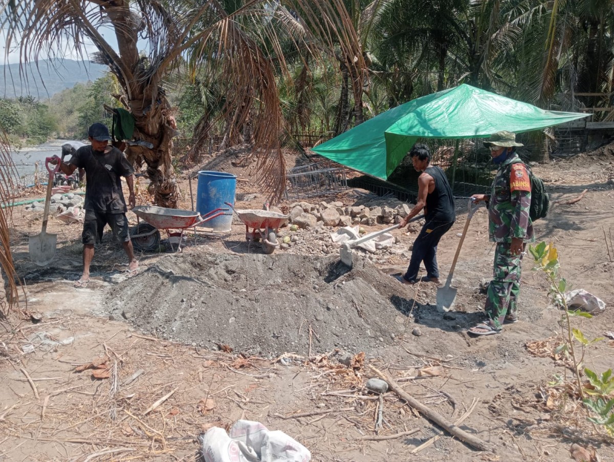 Dukung Pembangunan Infrastruktur, Babinsa Beru Monitor Pembangunan Jembatan Gantung