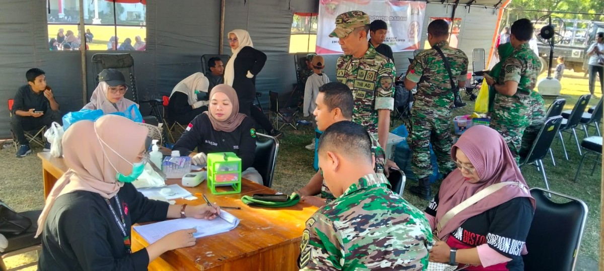 Wujud Kepedulian Sosial, Babinsa Desa Meraran Ikuti Donor Darah dalam Rangka HUT ke-81 TNI