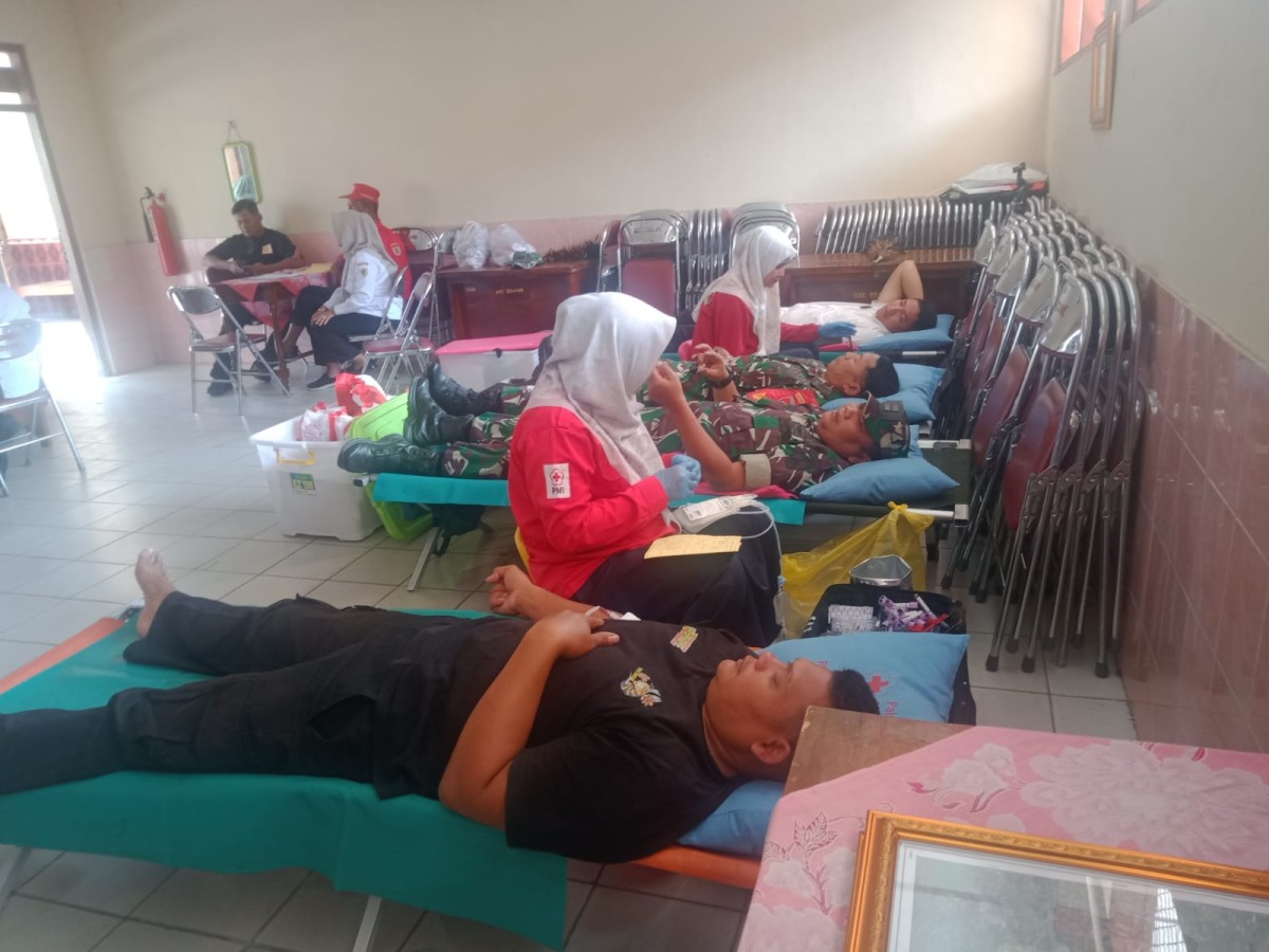 Danramil 19/Trucuk Bersama Babinsa Ikuti Donor Darah, Dukung Ketersediaan Stok Darah PMI Klaten