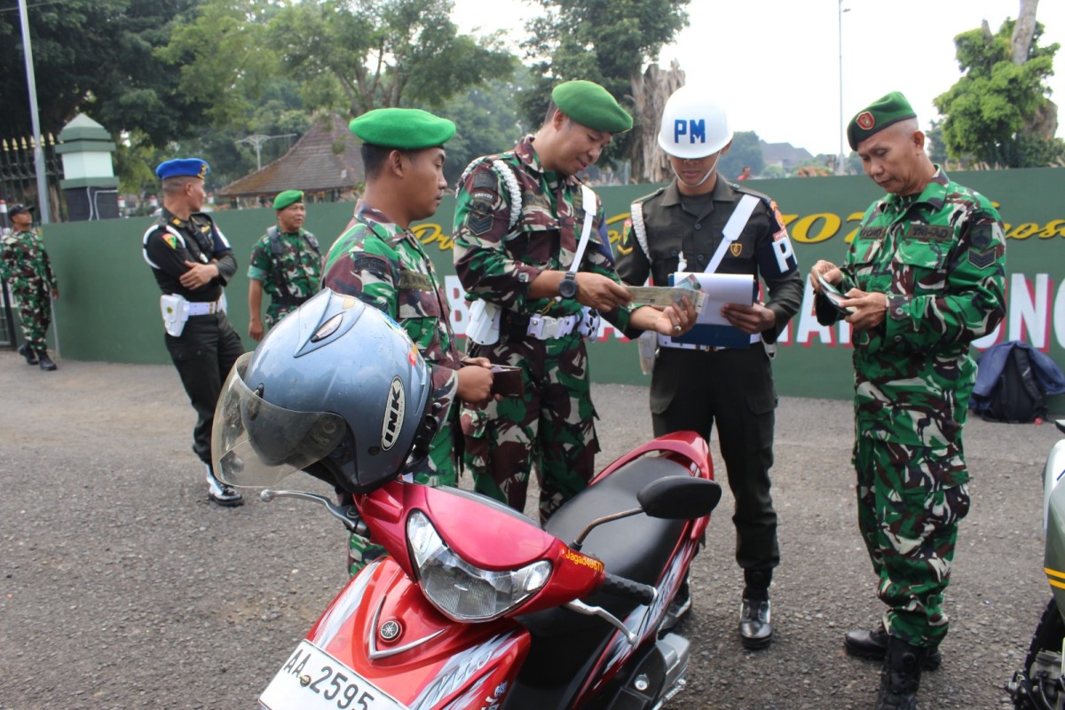 Sub Denpom IV/2-1 Magelang Laksanakan Pemeriksaan Kendaraan di Kodim 0707/Wsb Guna Tingkatkan Disiplin dan Keselamatan Berkendara Anggota TNI