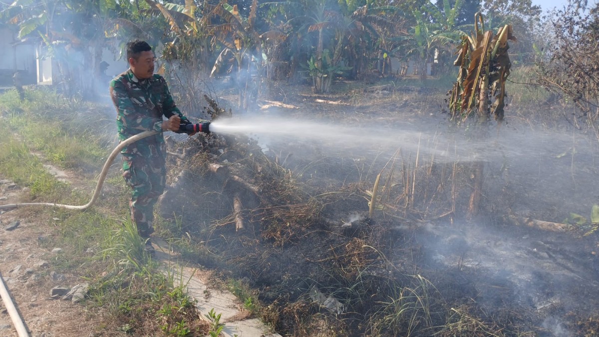 Lahan Yayasan Sosial Bina Sejahtera Terbakar, Babinsa Koramil 09/Kawunganten Turun Membantu Pemadaman