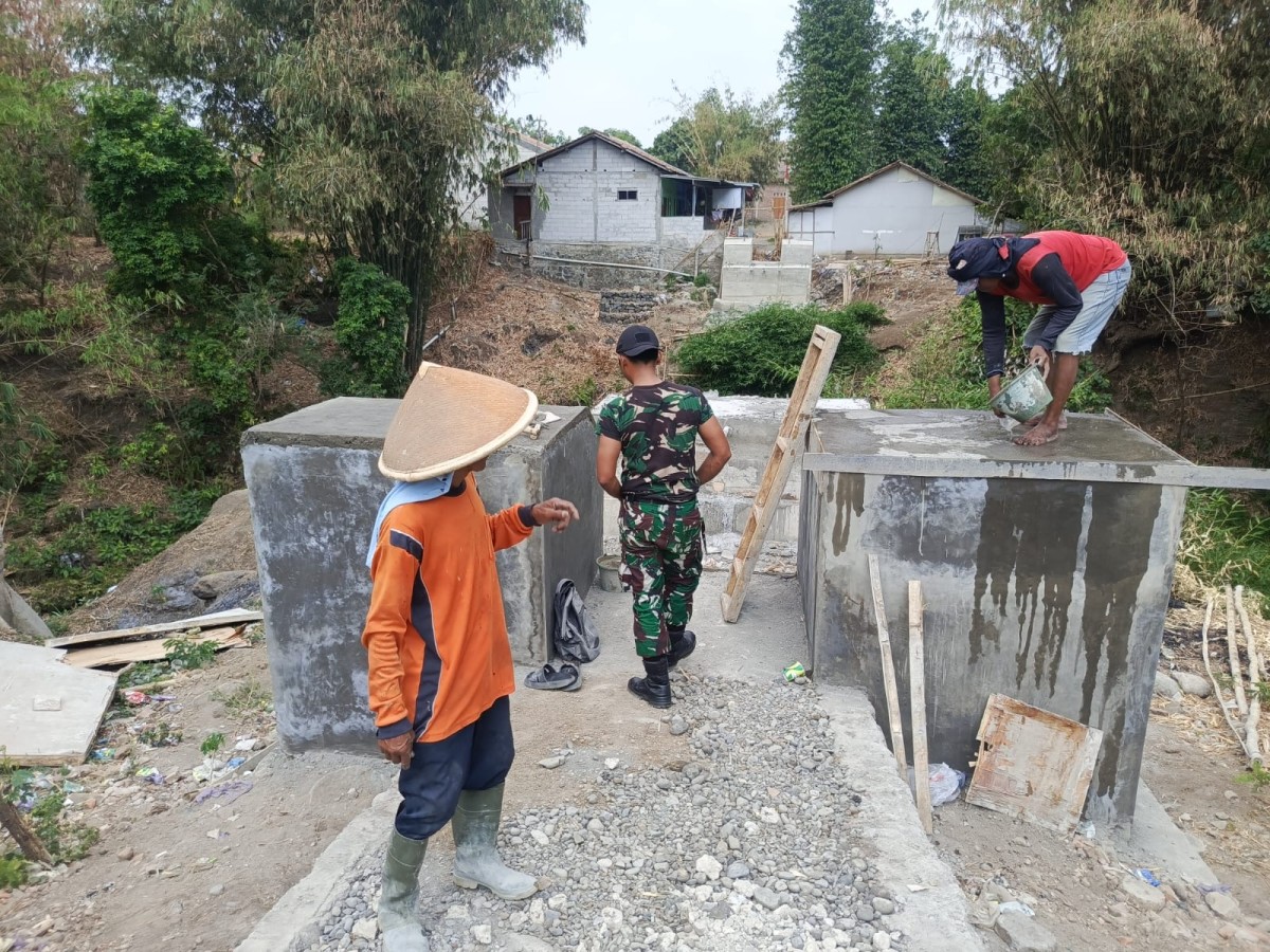 Babinsa Kodim 0712/Tegal Terus Dampingi Progres Pembangunan Jembatan Gantung Garuda di Dukuhwaru