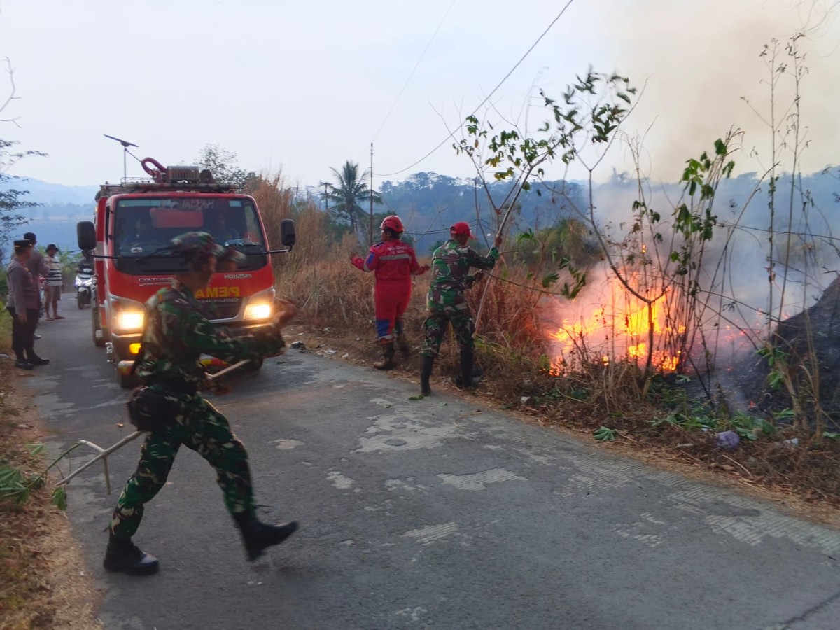 Koramil 17/Balapulang Bersama Tim Gabungan Padamkan Karhutla di Kalibakung
