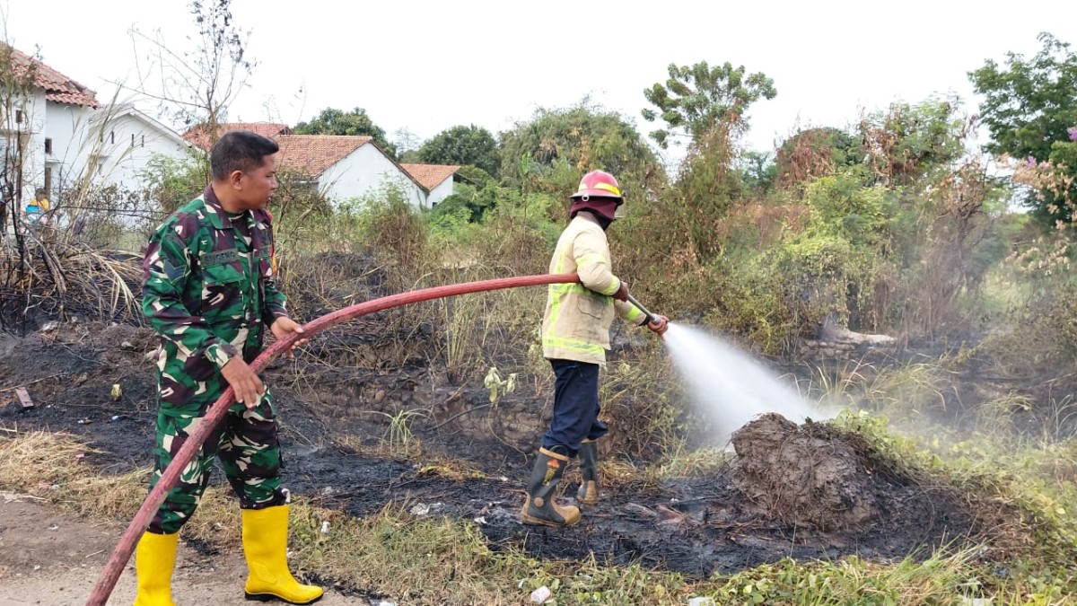 Gerak Cepat Koramil 02/Tegal Timur Padamkan Karhutla di Slerok