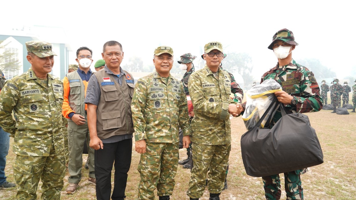 Pemeriksaan Kesehatan dan Penyerahan APD kepada Relawan Karhutla