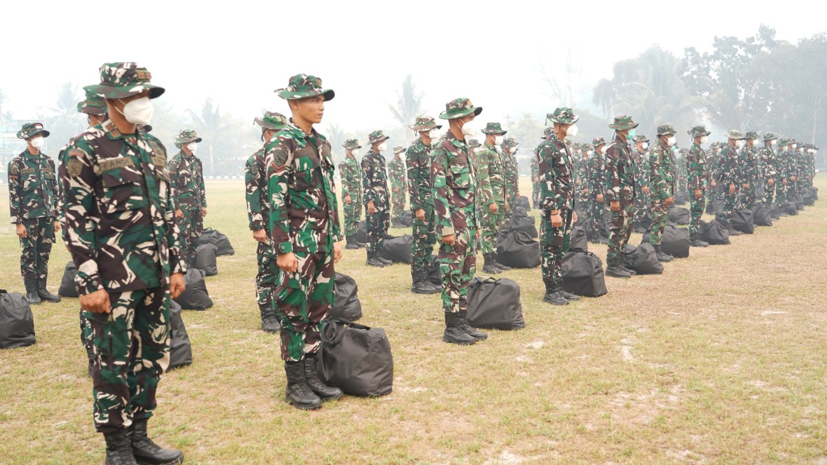 Pemeriksaan Kesehatan dan Penyerahan APD kepada Relawan Karhutla