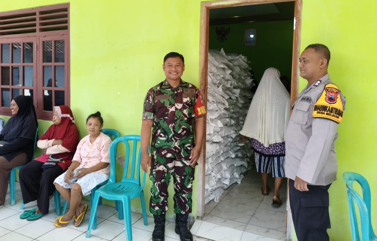 Babinsa Koramil 07/Wedi Monitoring Penyaluran Bantuan Beras Di Desa Melikan