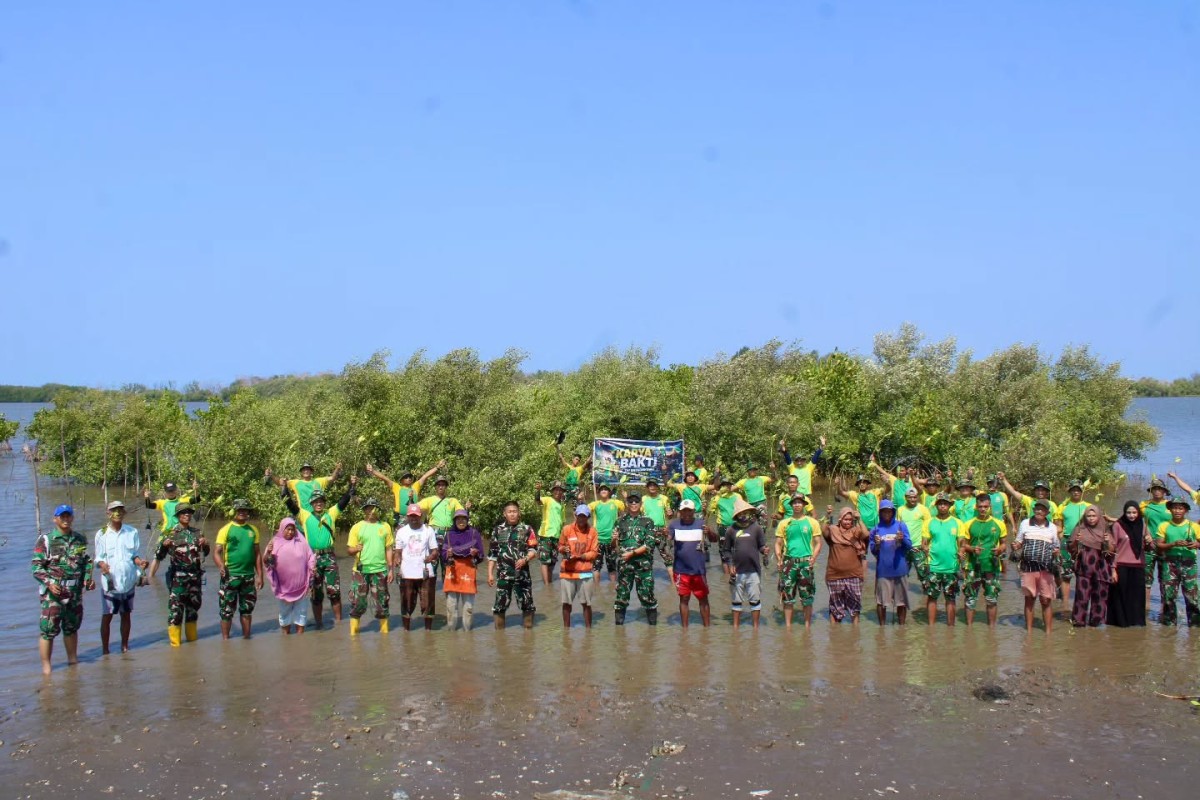 Yonarmed 6/Tamarunang Kostrad Tanam Mangrove, Jaga Ekosistem Pesisir Takalar
