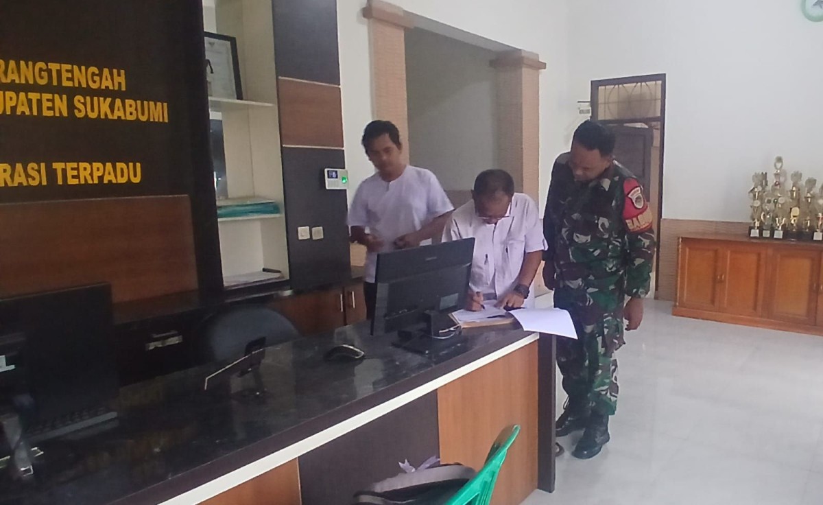 Babinsa Karang Tengah Laksanakan Puldatater untuk Pemutakhiran Data Penduduk