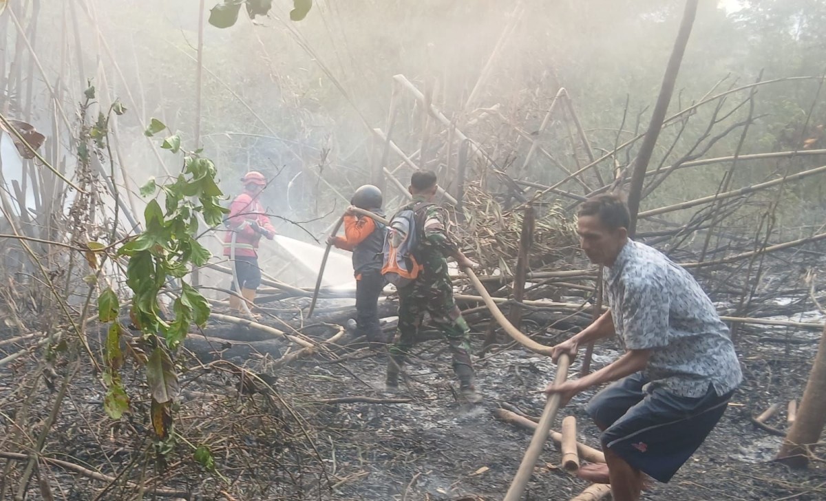 Babinsa Bersama Unsur Gabungan Padamkan Kebakaran Rumpun Bambu