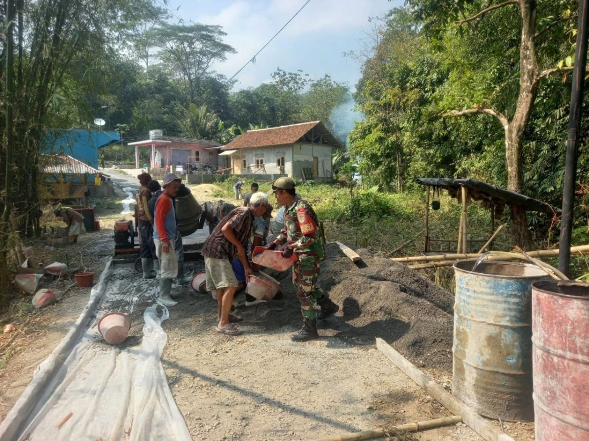 Babinsa Padabeunghar Bersama Warga Laksanakan Karya Bakti Pengecoran Jalan Desa