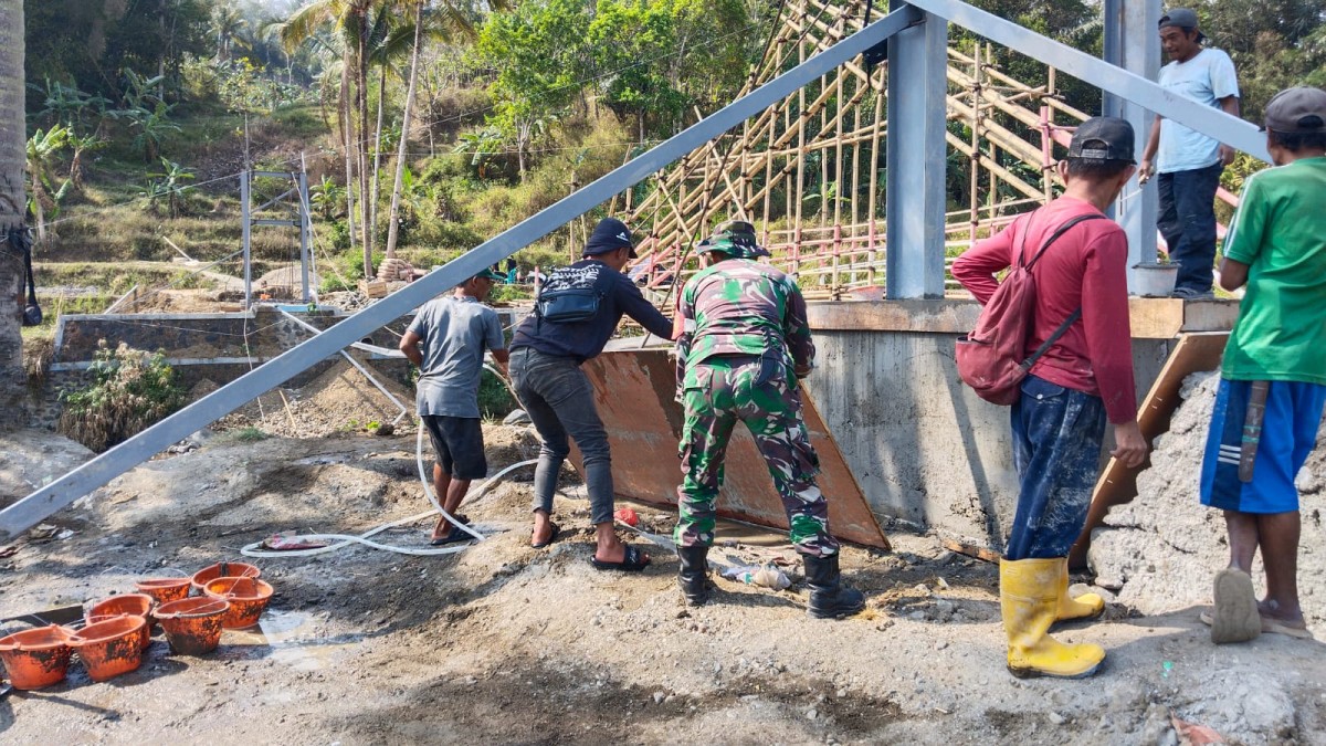 Babinsa Bojongsari Bersama Warga Laksanakan Bakti Pembangunan Jembatan Garuda