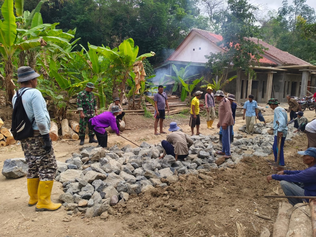 Babinsa Koramil 2211/Sagaranten Laksanakan Karya Bakti Perbaikan Jalan di Desa Banjarsari