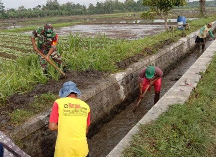 Babinsa Koramil 2214/Surade Bersama Warga Bersihkan Saluran Irigasi
