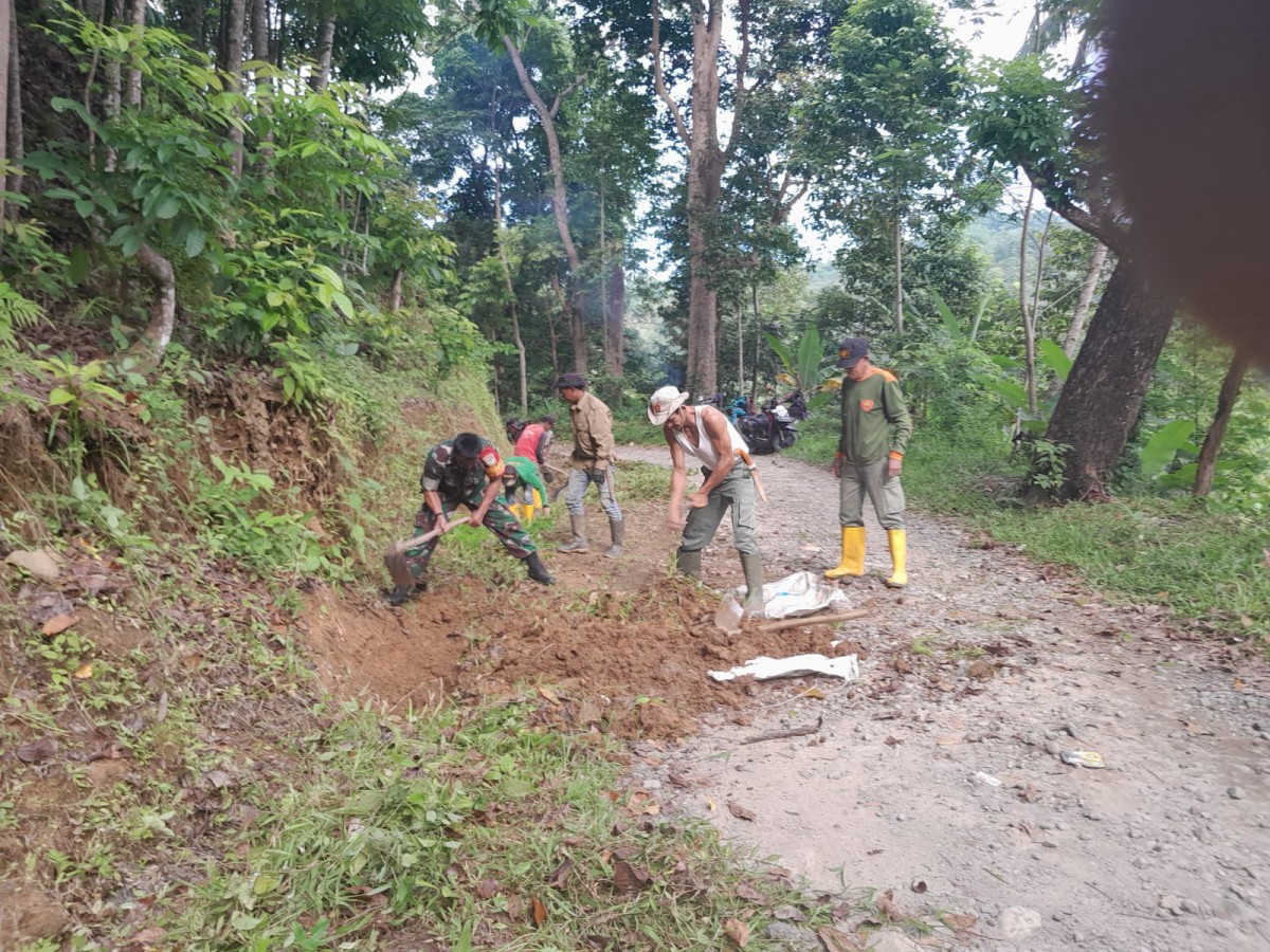 Babinsa Gunung Tanjung Koramil 2201/Cisolok Laksanakan Kegiatan Bakti di Wilayah Desa Binaan