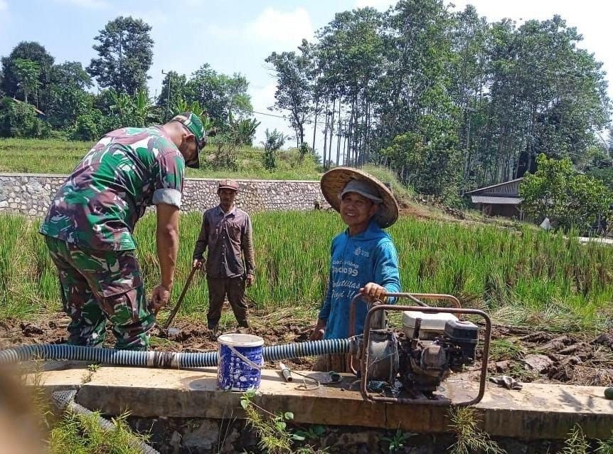 Babinsa Dampingi Pengecekan Pompa Air Poktan Jembar di Jampangtengah