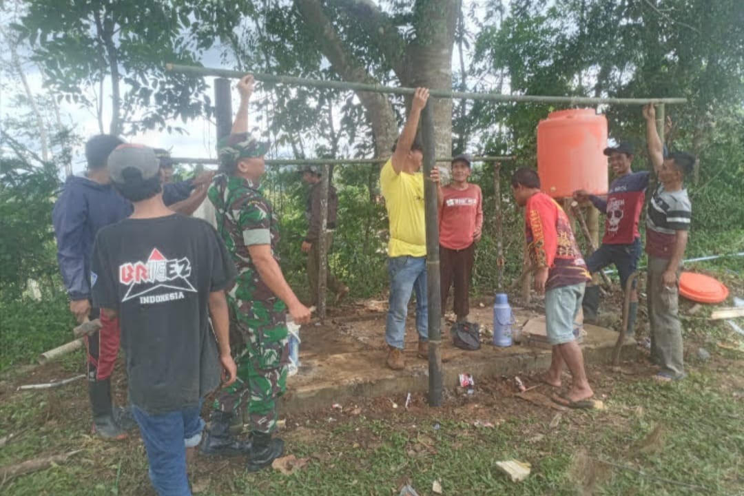 Babinsa Koramil 2209/Lengkong Bersama Warga Gotong Royong Bangun Pos Ronda
